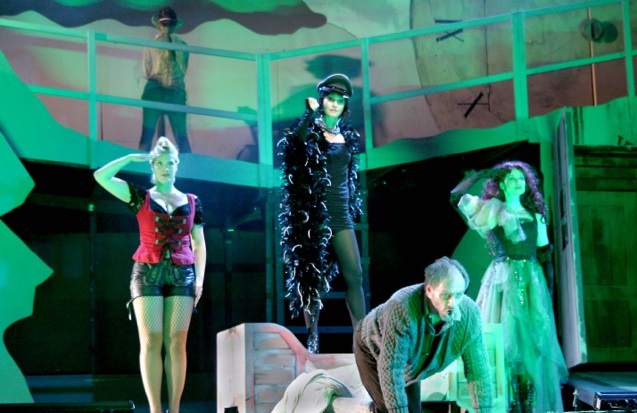 Der Brandner Kasper – Eine bairische Oper, mit Dorothee Velten, Eva Eiter und Armin Stockerer, Foto: © Julia Binder